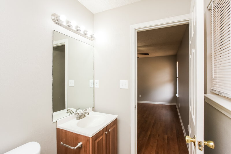 1,365/Mo, 4089 Gouverneur St Memphis, TN 38135 Main Bathroom View