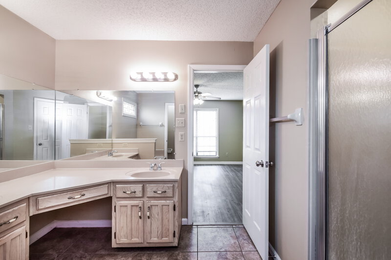 1,810/Mo, 6498 Heatherwood Dr Memphis, TN 38141 Main Bathroom View