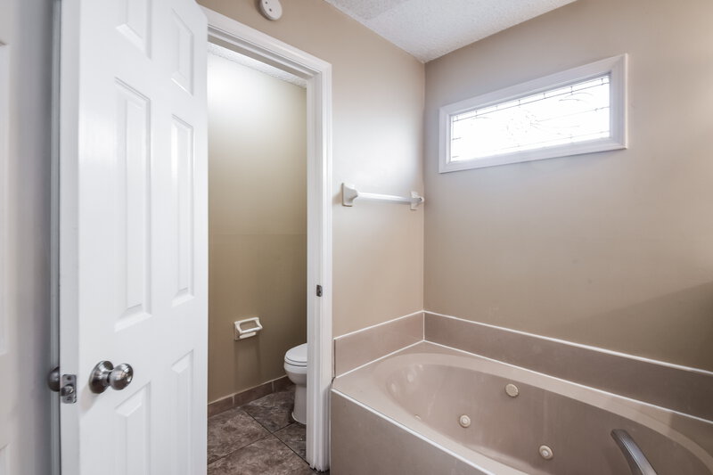 1,810/Mo, 6498 Heatherwood Dr Memphis, TN 38141 Bathroom View