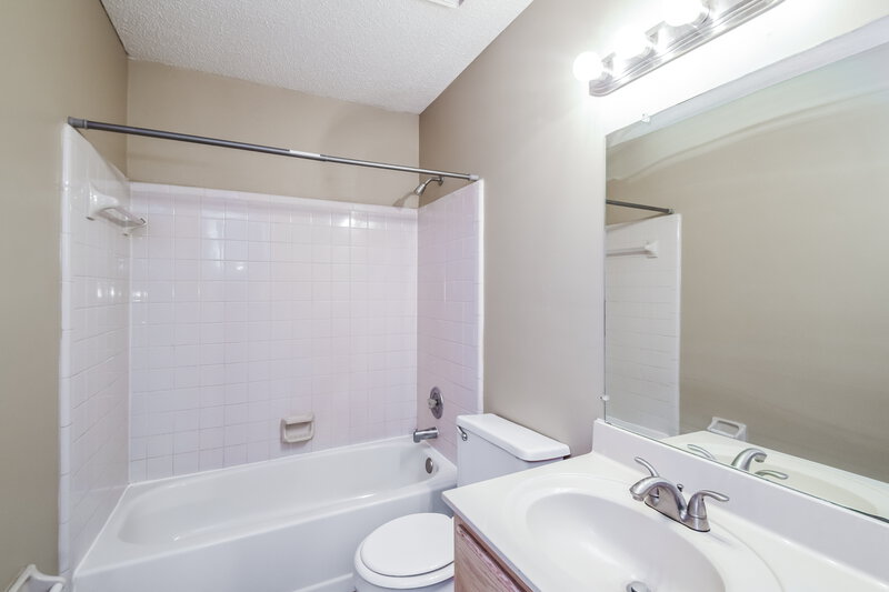 1,810/Mo, 6498 Heatherwood Dr Memphis, TN 38141 Bathroom View 2