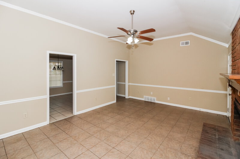 1,620/Mo, 4760 Barkshire Dr Memphis, TN 38141 Living Room View 3