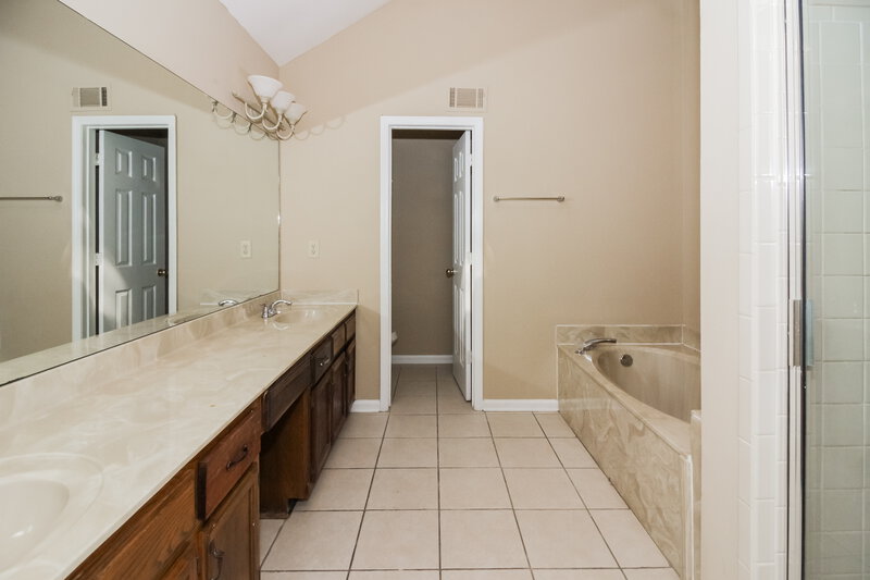 1,620/Mo, 4760 Barkshire Dr Memphis, TN 38141 Main Bathroom View