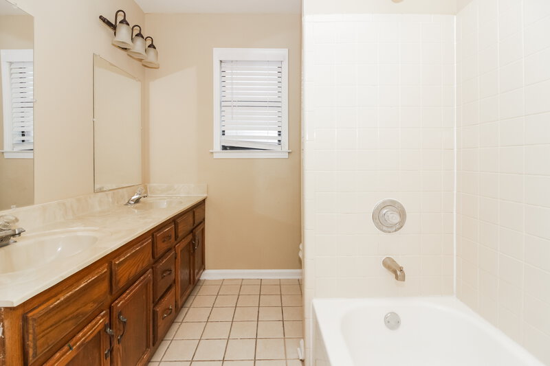 1,620/Mo, 4760 Barkshire Dr Memphis, TN 38141 Bathroom View