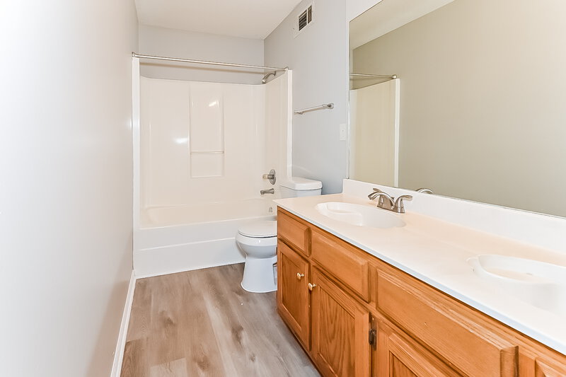 1,780/Mo, 4942 Copper Valley Cove Memphis, TN 38141 Main Bathroom View