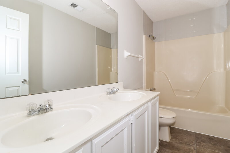 1,580/Mo, 6458 Valley Oak Dr Memphis, TN 38141 Main Bathroom View