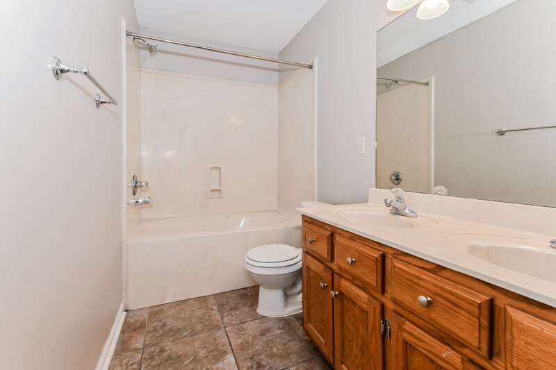 1,720/Mo, 4895 Copper Valley Cove Memphis, TN 38141 Main Bathroom View