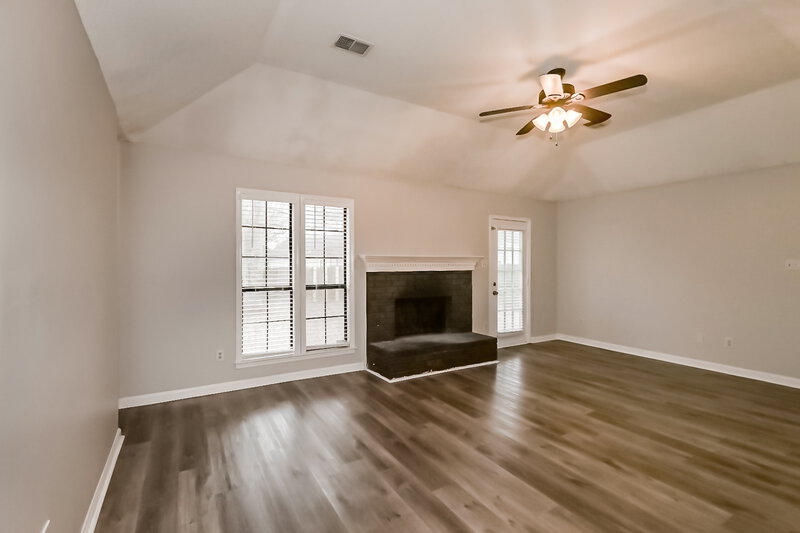 1,460/Mo, 4780 Barkshire Dr Memphis, TN 38141 Living Room View