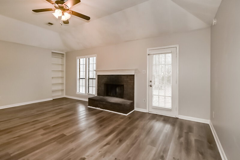 1,460/Mo, 4780 Barkshire Dr Memphis, TN 38141 Living Room View 2