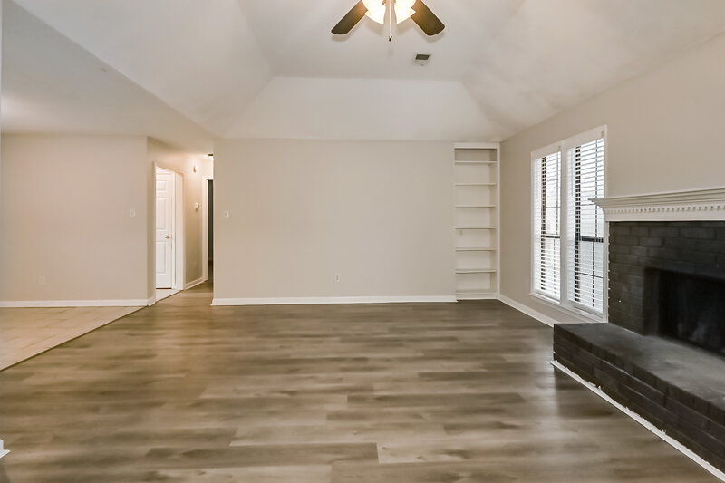 1,460/Mo, 4780 Barkshire Dr Memphis, TN 38141 Living Room View 3