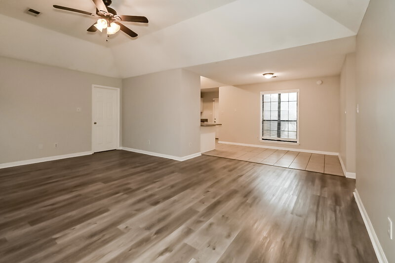 1,460/Mo, 4780 Barkshire Dr Memphis, TN 38141 Living Room View 4