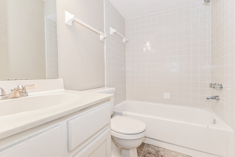 1,470/Mo, 4606 Ross Rd Memphis, TN 38141 Main Bathroom View