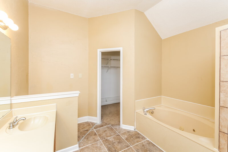 2,185/Mo, 2045 Shetland Cove Cordova, TN 38016 Main Bathroom View