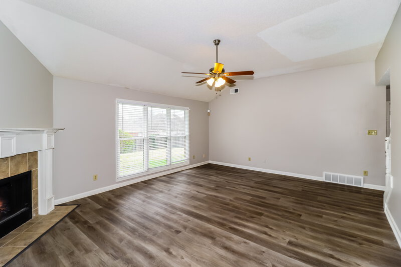 2,700/Mo, 10208 Woodland Hills Dr Cordova, TN 38018 Living Room View 2