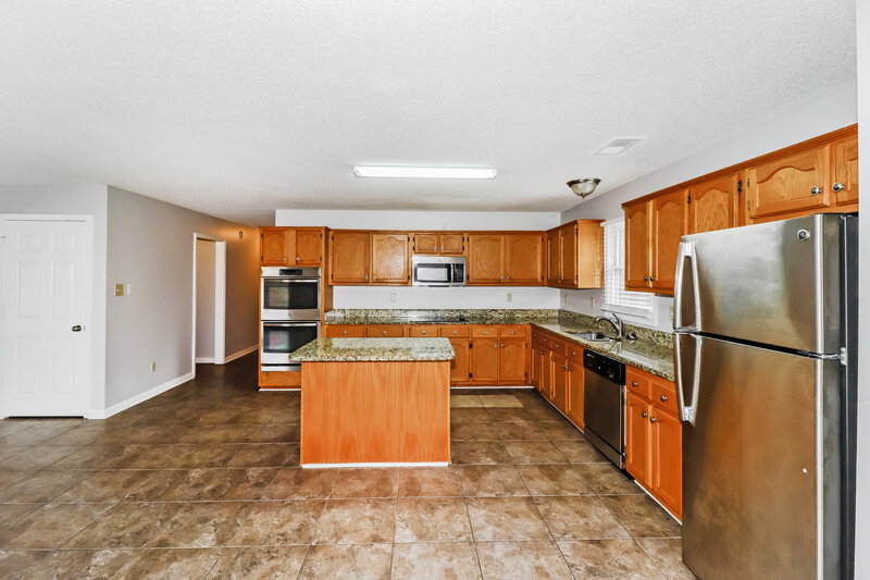 2,700/Mo, 10208 Woodland Hills Dr Cordova, TN 38018 Kitchen View 2