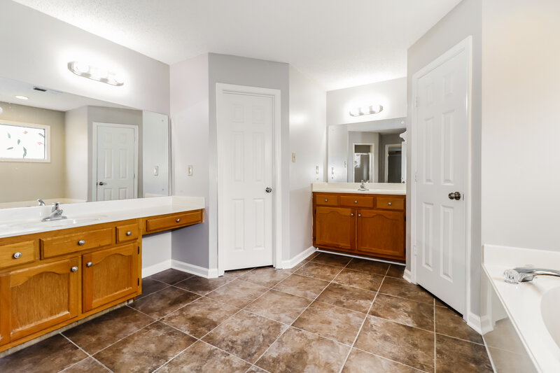 2,700/Mo, 10208 Woodland Hills Dr Cordova, TN 38018 Main Bathroom View