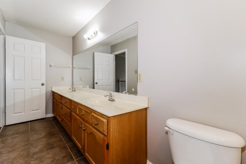 2,700/Mo, 10208 Woodland Hills Dr Cordova, TN 38018 Bathroom View