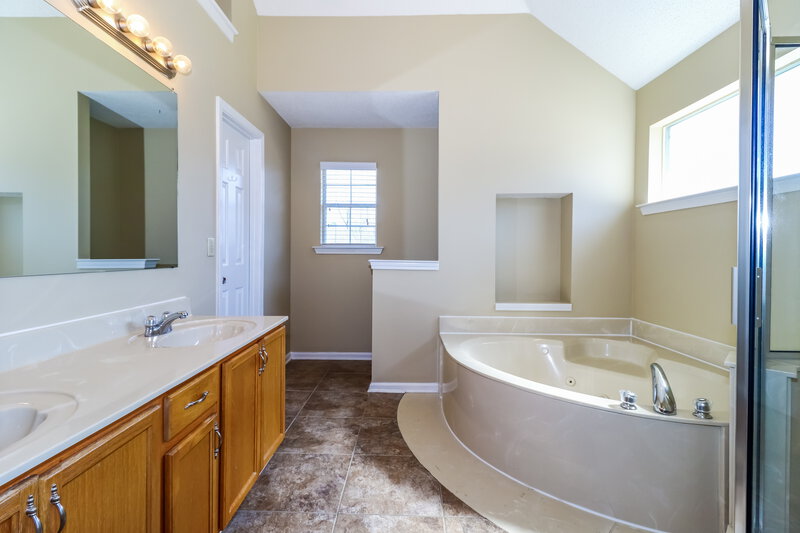 2,175/Mo, 6376 Kelsey Lauren Cove Millington, TN 38053 Main Bathroom View