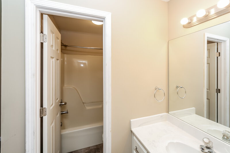 1,570/Mo, 4111 Long Creek Rd Memphis, TN 38125 Main Bathroom View