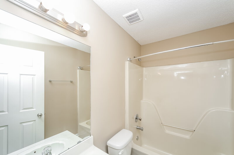 1,570/Mo, 4111 Long Creek Rd Memphis, TN 38125 Bathroom View