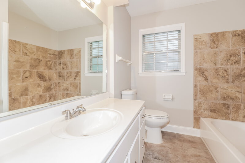 2,590/Mo, 6049 Lawnhill Dr Bartlett, TN 38135 Main Bathroom View
