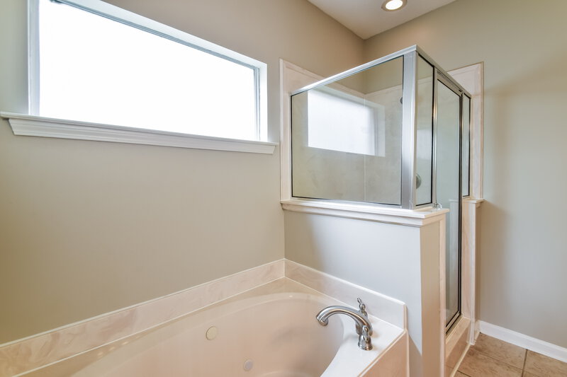 1,590/Mo, 10093 Woodland Hills Dr Cordova, TN 38018 Main Bathroom View