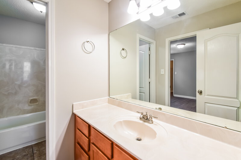 1,590/Mo, 10093 Woodland Hills Dr Cordova, TN 38018 Main Bathroom View 2