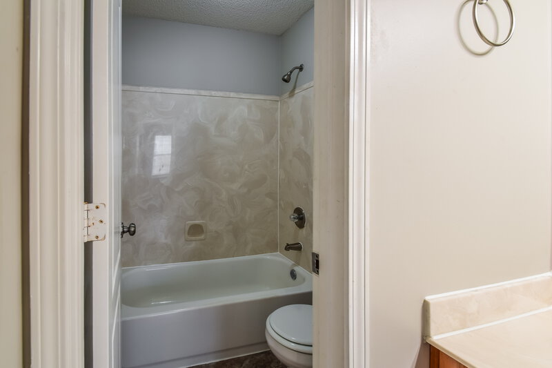 1,590/Mo, 10093 Woodland Hills Dr Cordova, TN 38018 Bathroom View