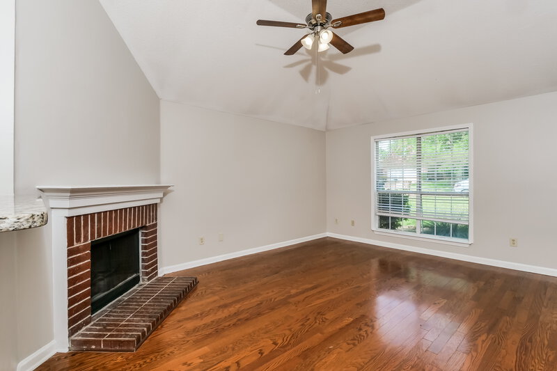 2,500/Mo, 3846 Walden Meadow Dr Memphis, TN 38135 Living Room View 2