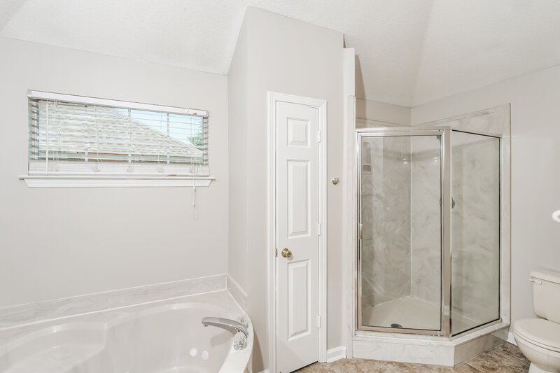 2,500/Mo, 3846 Walden Meadow Dr Memphis, TN 38135 Main Bathroom View 2