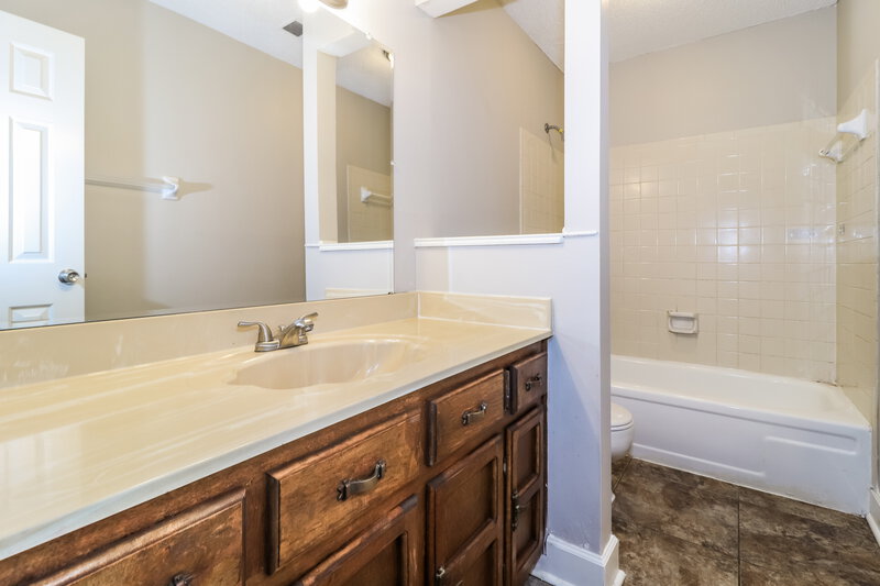 1,620/Mo, 6708 Henredon Dr Memphis, TN 38141 Main Bathroom View
