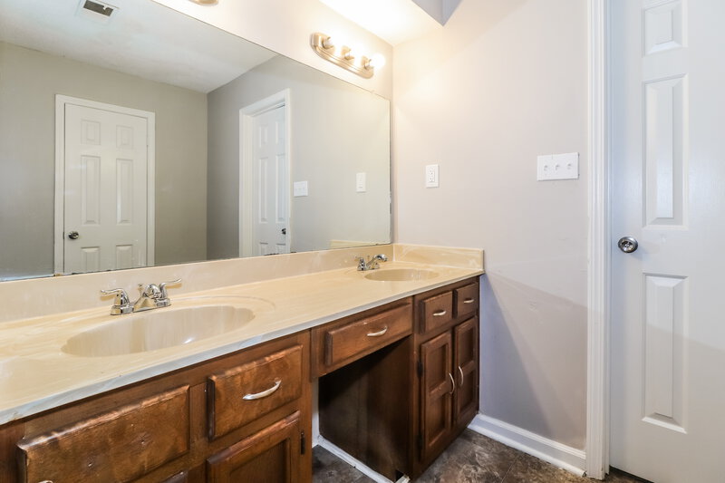 1,620/Mo, 6708 Henredon Dr Memphis, TN 38141 Bathroom View