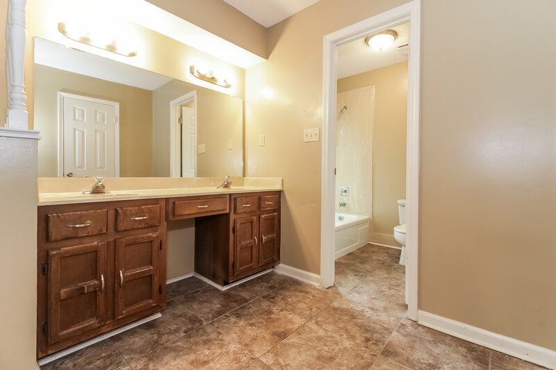 2,360/Mo, 6708 Henredon Dr Memphis, TN 38141 Master Bathroom View
