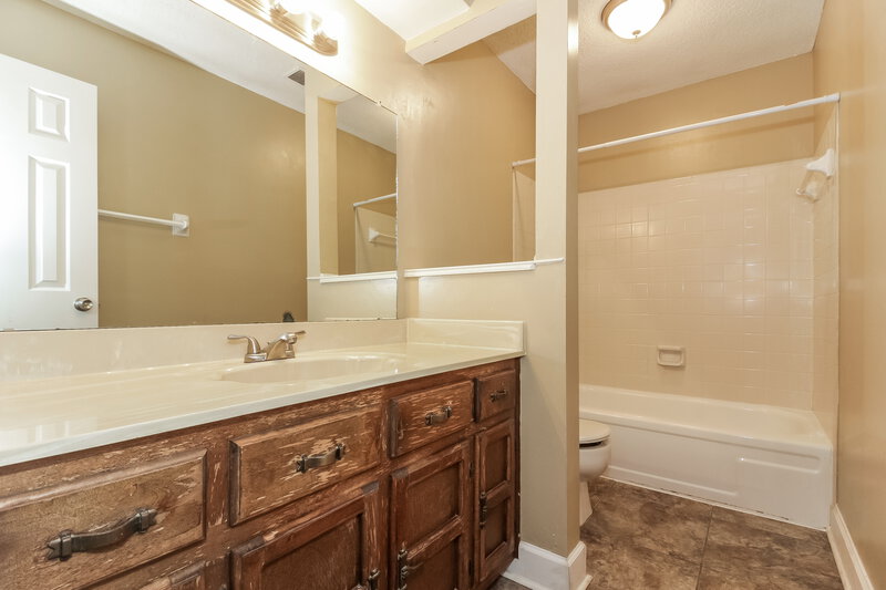 2,360/Mo, 6708 Henredon Dr Memphis, TN 38141 Bathroom View