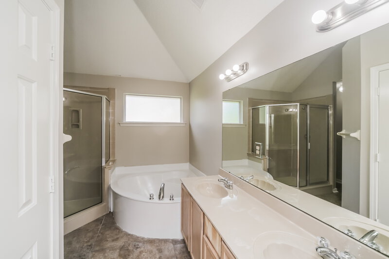 2,065/Mo, 4880 Briona St Memphis, TN 38125 Main Bathroom View