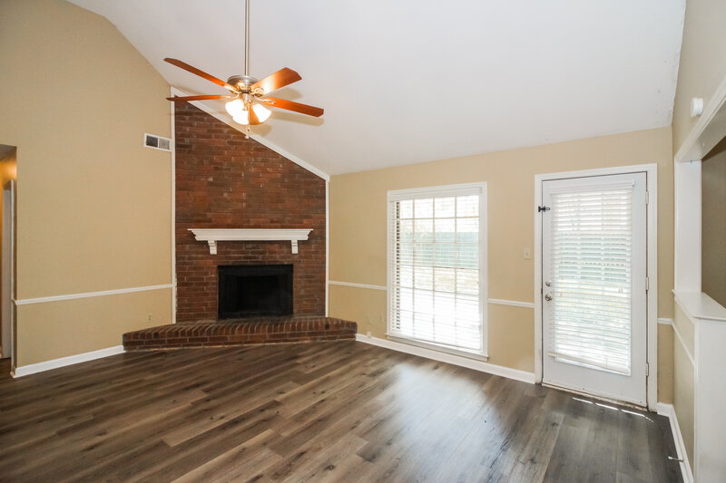 1,595/Mo, 7025 Hearthside Cove Memphis, TN 38119 Living Room View 2