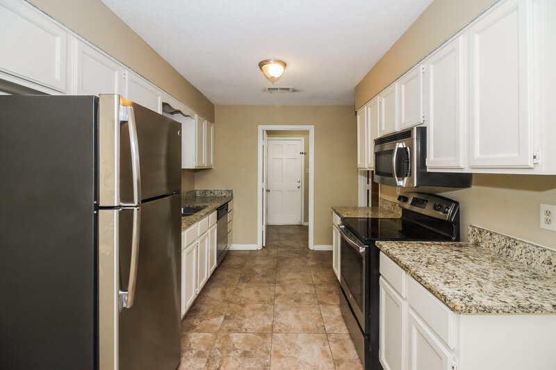 1,595/Mo, 7025 Hearthside Cove Memphis, TN 38119 Kitchen View 2
