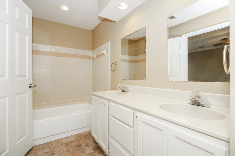 1,595/Mo, 7025 Hearthside Cove Memphis, TN 38119 Main Bathroom View