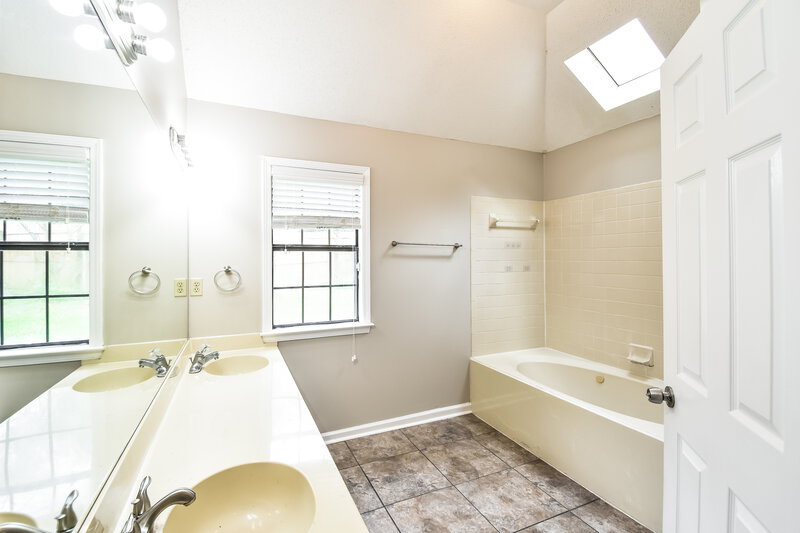 1,680/Mo, 4360 Breeds Hill Dr Memphis, TN 38125 Main Bathroom View