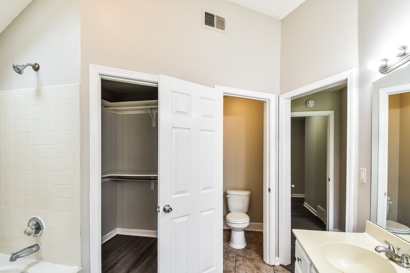 1,680/Mo, 4360 Breeds Hill Dr Memphis, TN 38125 Main Bathroom View 2