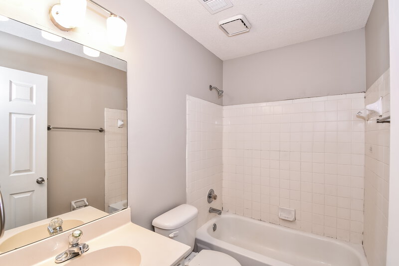 1,680/Mo, 4360 Breeds Hill Dr Memphis, TN 38125 Bathroom View