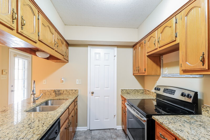 1,675/Mo, 8420 Palm Springs Dr Cordova, TN 38016 Kitchen View 2