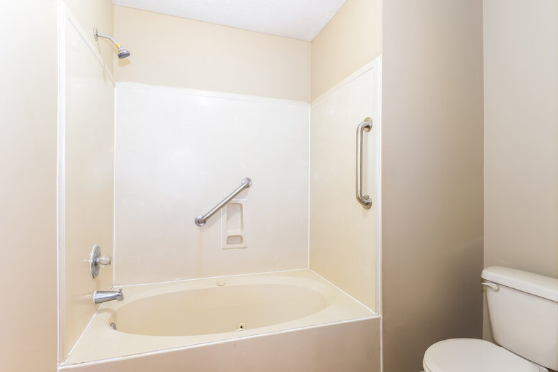 1,675/Mo, 8420 Palm Springs Dr Cordova, TN 38016 Master Bathroom View 2