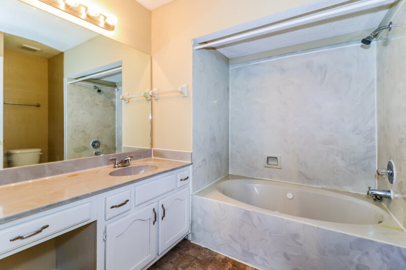 1,695/Mo, 1837 W Black Bear Circle Cordova, TN 38016 Main Bathroom View