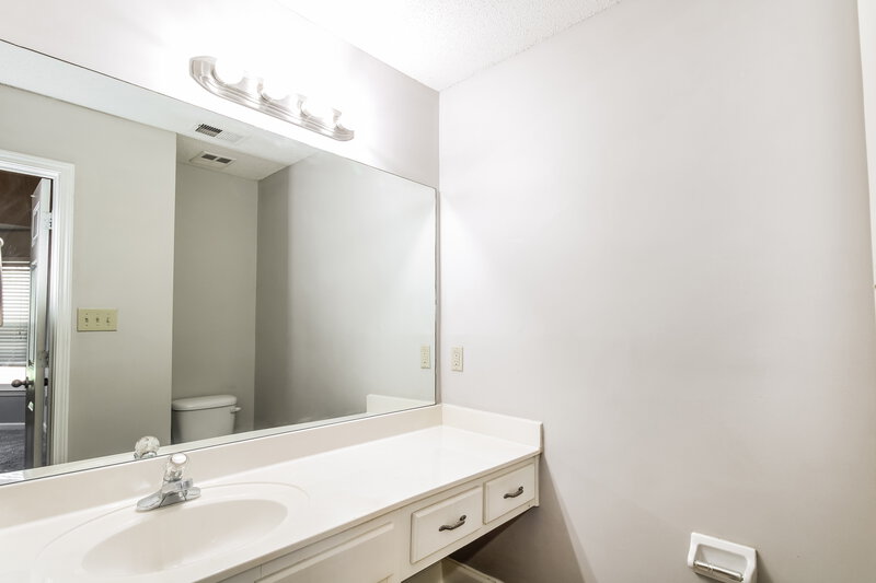 1,565/Mo, 3220 Garrison Park Circle Memphis, TN 38119 Main Bathroom View