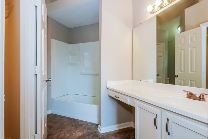 1,745/Mo, 3840 Clarion Dr Memphis, TN 38135 Main Bathroom View