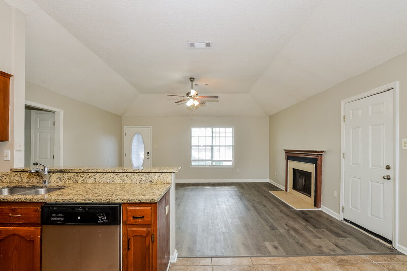 1,600/Mo, 7714 Spring Morning Ct Memphis, TN 38125 Living Room View 2