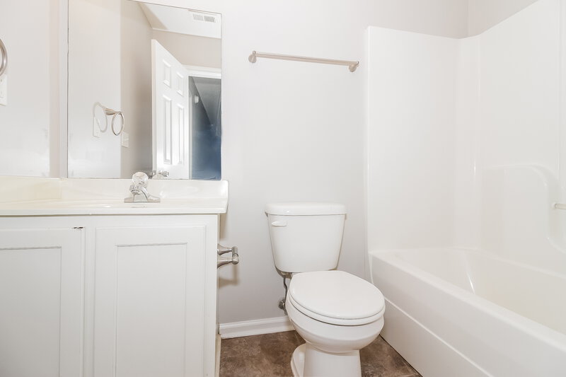 1,615/Mo, 10087 Branley Oak Dr Cordova, TN 38016 Bathroom View