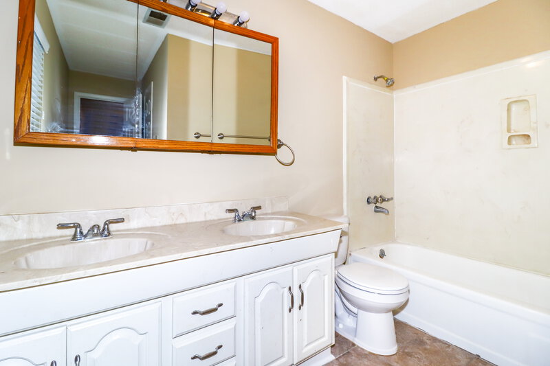 1,900/Mo, 9091 S Wilderwood Ln Cordova, TN 38016 Main Bathroom View