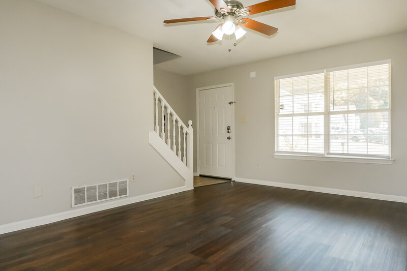 1,620/Mo, 4551 Blue River Dr Memphis, TN 38128 Living Room View 2