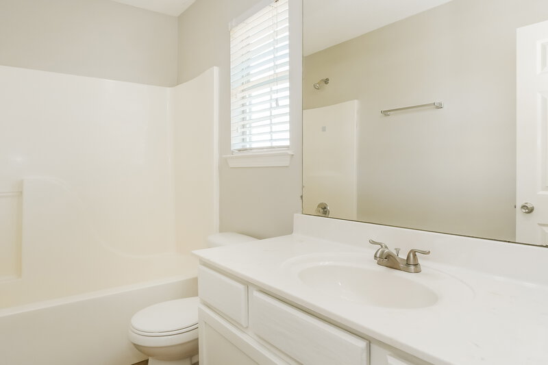 1,620/Mo, 4551 Blue River Dr Memphis, TN 38128 Main Bathroom View